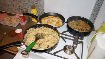 Voor 11 man bami klaarmaken!